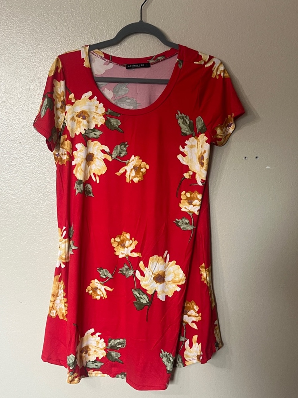 Acting Pro Red Floral Scoop Neck Tunic